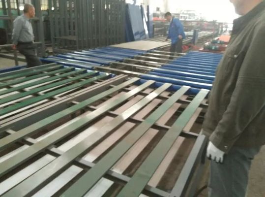 Mesin pembuatan ubin atap berwarna jerami untuk bahan baku Mgo / Mgcl / Fiber Glass Mesh