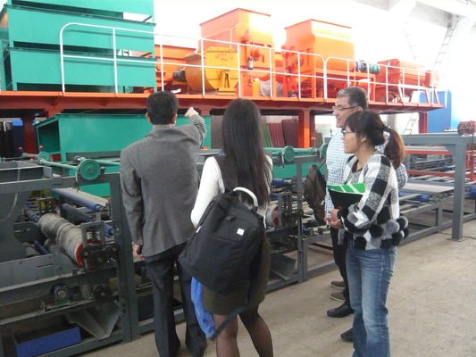 Mesin pembuatan ubin atap lapisan pemeliharaan panas untuk pembuatan bahan konstruksi