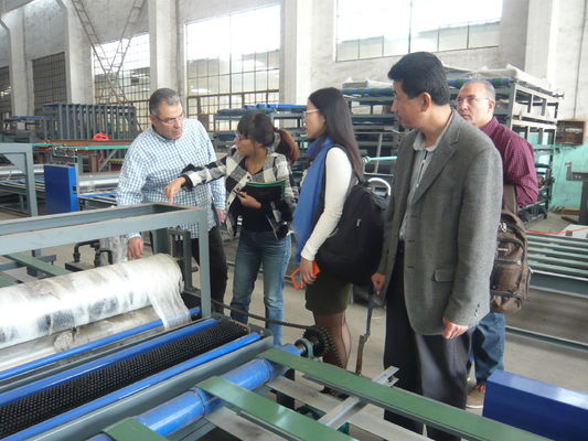 Mesin pembuatan ubin atap lapisan pemeliharaan panas untuk pembuatan bahan konstruksi