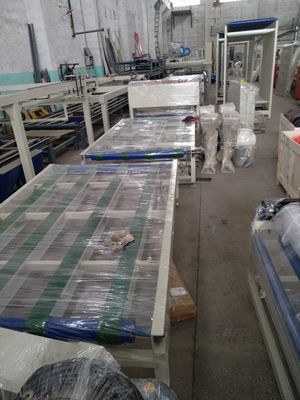 Lini produksi Papan Semen Serat Otomatis Fulla dengan proses Laminasi mendalam